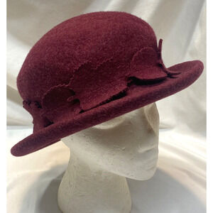 Liz Claiborne maroon wool hat with leaf motif